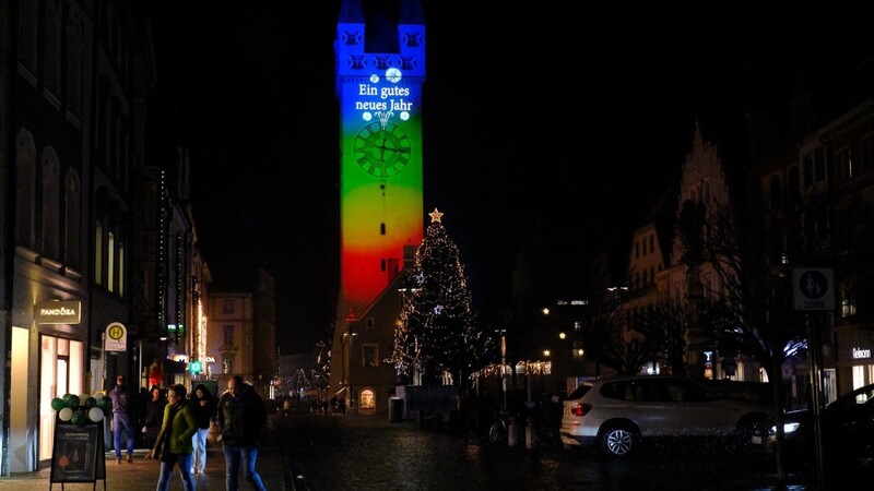 Bis Sonntag wird der Stadtturm abends in Regenbogenfarben beleuchtet.