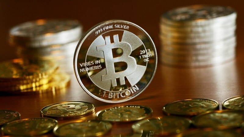 Bitcoins werden oft als goldene Fantasietaler abgebildet. Dabei kommen sie aus dem Netz und sind daher auch nur virtuell. Das "Internetgeld" kann man auch nicht anfassen oder wie Münzen und Banknoten in ein Portemonnaie stecken. Aber trotzdem kann man damit wie mit echtem Geld etwas einkaufen - digital natürlich