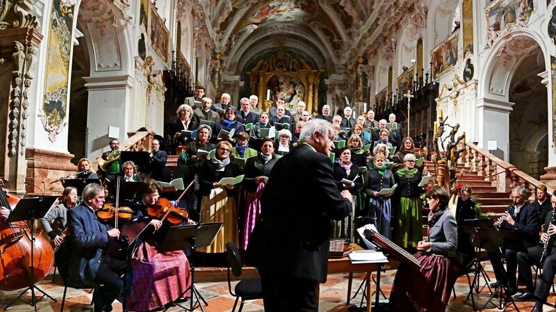 Der Montini-Chor mit seinen Solisten und Dreigesängen sowie das große Ensemble präsentierten im Freisinger Dom das Alpenländische Weihnachts-Oratorium.