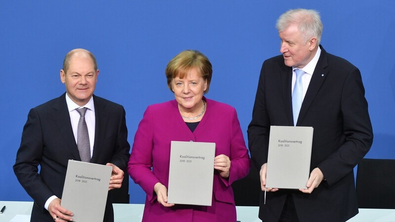 März 2018: Die damalige CDU-Chefin Angela Merkel, der damalige kommissarische SPD-Chef Olaf Scholz (l.) und der damalige CSU-Chef Horst Seehofer stellen den Koalitionsvertrag vor. Seitdem hat sich viel getan.