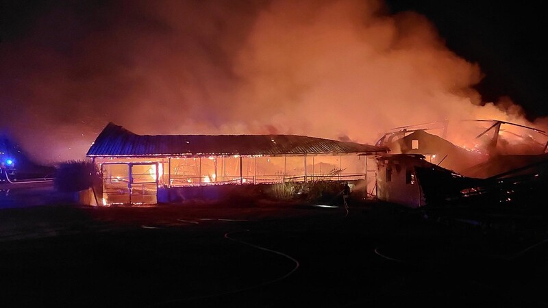 Maschinenhalle, Stall und ein Anbau wurden am Dienstag in den frühen Morgenstunden Raub der Flammen.