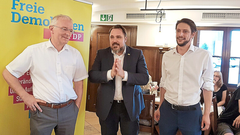 Gehen von nun an getrennte Wege: OB Alexander Putz, Landesvorsitzender Daniel Föst und Norbert Hoffmann, aus der FDP-Fraktion ausgetretener Stadtrat der Liberalen, bei einer Parteiveranstaltung im Juli 2019.