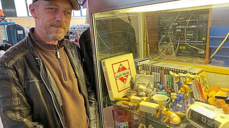 Der Vintage-Radio-Wecker oder die Industrie-Stopp-Uhr, besondere Einzelstücke stellt Standortleiter Christian Vater nun bei Ebay-Kleinanzeigen ein, als Werbung für den "Hab & Gut"-Gebrauchtwarenladen in Rottenburg.