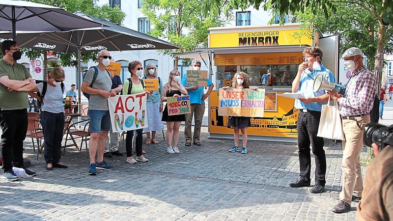 Bei einer Kundgebung auf dem Dachauplatz appellierten die Umweltverbände an die Politik, dem Verwaltungsentwurf für den Bebauungsplan nicht zuzustimmen.