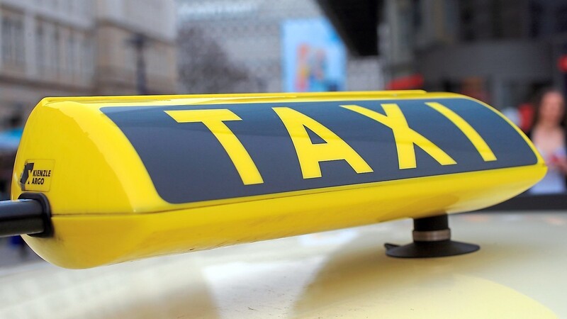 Junge Landkreisbürger im Alter von 14 bis 26 Jahren, Senioren ab 70 sowie Menschen mit einer außergewöhnlichen Gehbehinderung können ab April 2020 für die Dauer von zwei Jahren zum halben Preis Taxi fahren.