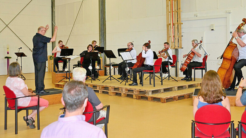 Gaben eine beeindruckende Vorstellung: Die Mitglieder des "Hallertauer Kammerorchesters" unter ihrem musikalischen Leiter Frank Möwes.