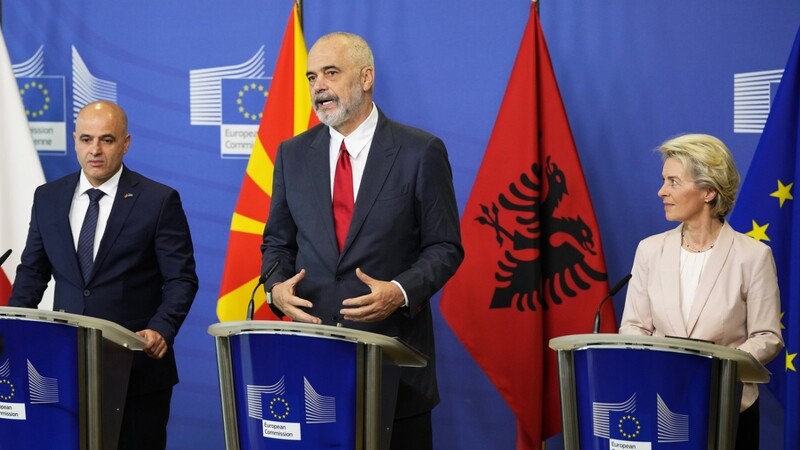 Beitrittsgespräche: Edi Rama (M), Ministerpräsident von Albanien, spricht bei einer Pressekonferenz in Brüssel neben Dimitar Kovacevski (l), Ministerpräsident von Nordmazedonien, und Ursula von der Leyen (CDU), Präsidentin der Europäischen Kommission.