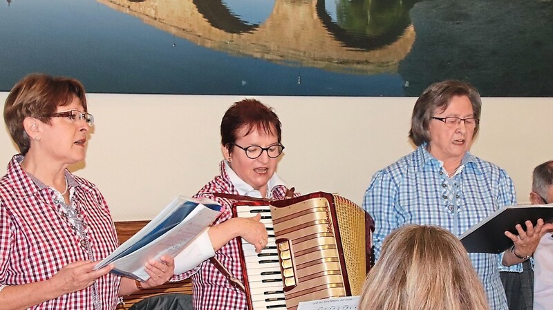 Von der Heimat und vom Kaiserwald sang das Böhmische Trio der Kreisgruppe Burglengenfeld / Städtedreieck.