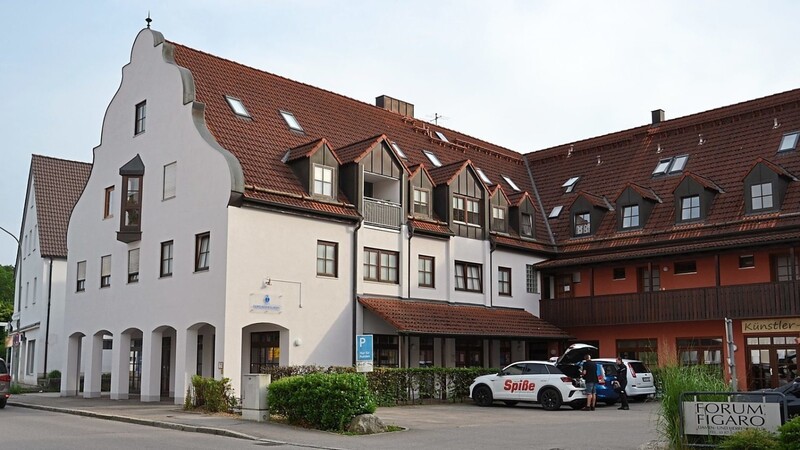 Einer bereits bestehenden Wohnung im Dachgeschoß des Wohn- und Geschäftshauses in der Oberen Hauptstraße 42a gab der Bauausschuss jetzt nachträglich seinen Segen.