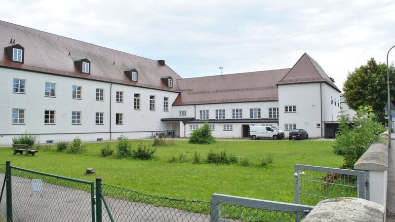 Die Anton-Vitzthum-Grundschule wird um eine Ganztagsbetreuung erweitert. Die Moosburger Stadträte streiten derzeit, ob man sich eine Begrünung des Daches leisten möchte.