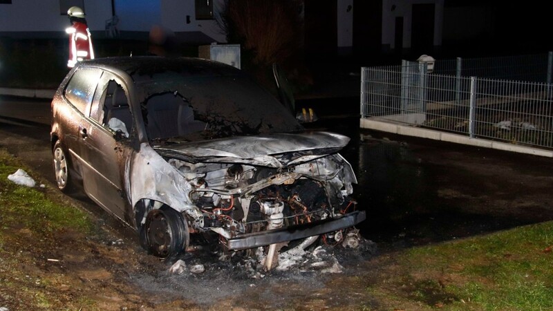In Altenufer ist in der Nacht auf Donnerstag ein Auto in Brand geraten - Ursache war wohl ein technischer Defekt.