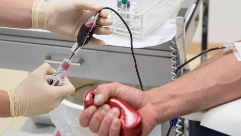 Beim Blutspenden kann man sich fortan typisieren lassen. (Symbolbild)