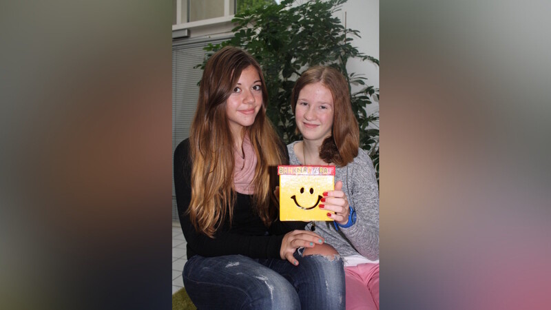 Katharina (links) und Sophia (rechts) zogen aus unserer "Banknachbar-Box" das Thema Musik.