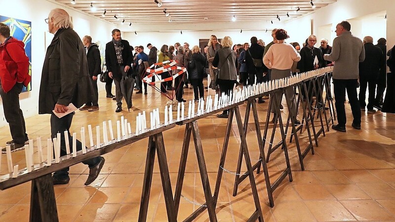 "Freie Auswahl" von Valentin Goderbauer zog mit der außergewöhnlichen Länge von sieben Metern - das längste je vom Kunstverein ausgestellte Werk - die Aufmerksamkeit auf sich.