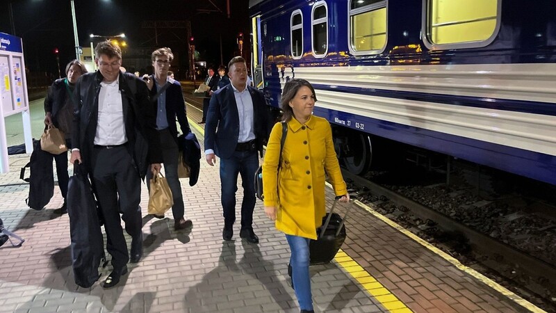 Außenministerin Annalena Baerbock reiste in der Nacht zu Samstag mit einem Sonderzug und einer kleinen Delegation von Polen aus nach Kiew.
