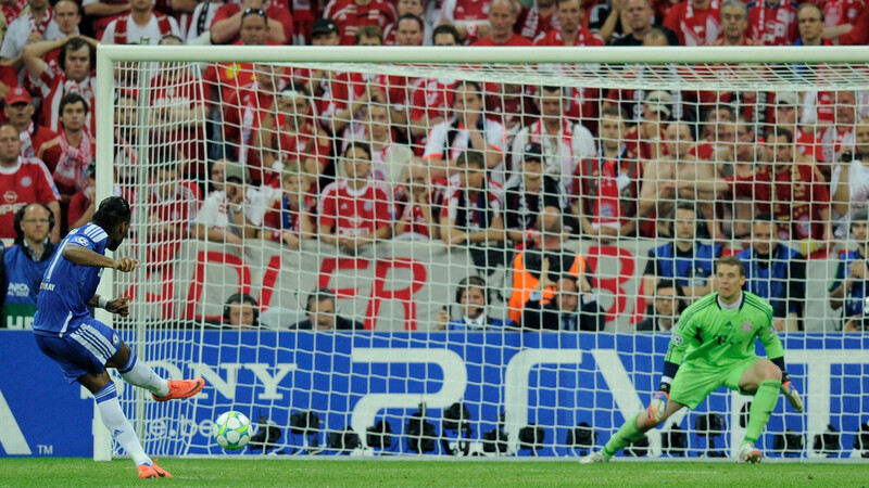 Didier Drogba verwandelt im Champions-League-Finale 2012 den entscheidenden Elfmeter gegen Manuel Neuer.