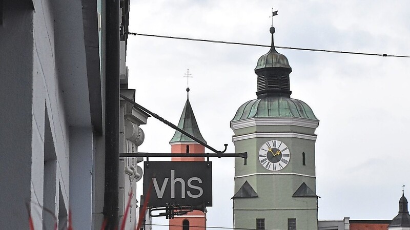 Die Vilsbiburger Volkshochschule besteht nun seit 75 Jahren, anfangs war diese noch im Rathaus untergebracht. In den 1980er Jahren zog die Bildungseinrichtung ins heutige Gebäude, dem ehemaligen Finanzamt am Stadtplatz.