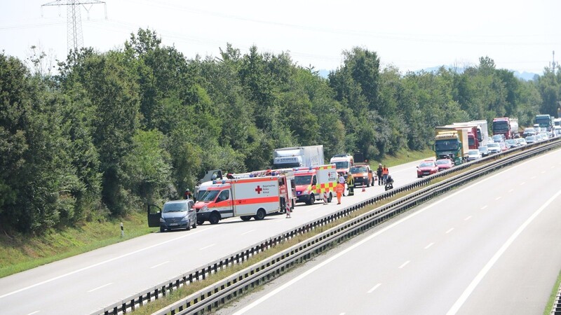 Auf der A3 bei Wörth an der Donau sorgt ein umgekippter Lastwagen für massive Verkehrsbehinderungen.