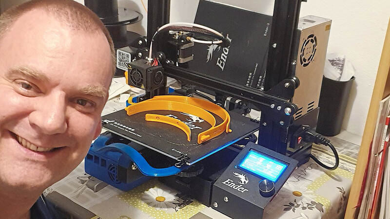 Ralf Borrmann, Organisator der "#MakerVsVirus"-Aktion im Landkreis Landshut, produziert die Einzelteile für die Gesichtsschilde mit seinem 3D-Drucker.