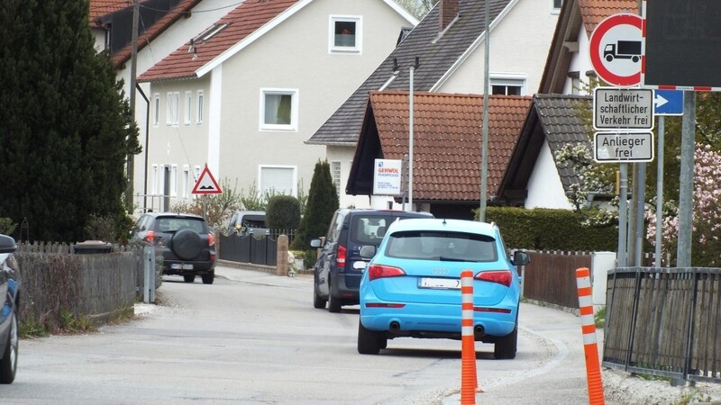 Die Dorfstraße in Langenbach ist schon lange ein Sanierungsfall. Jetzt kann es sein, dass die Gemeinde diese Baustelle vor die Sanierung der Moosburger Straße zieht.