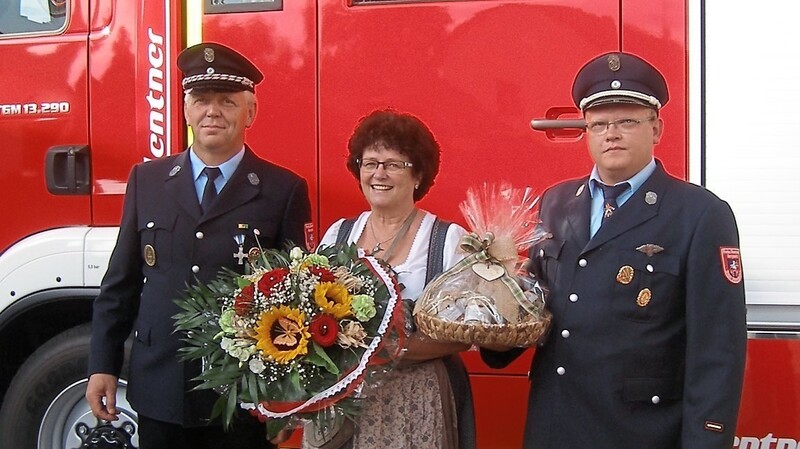 Nach erfolgter Zusage erhielt Bürgermeisterin Liane Sedlmeier einen Blumenstrauß und ein Geschenk von Hans Schmid und Jürgen Haas.