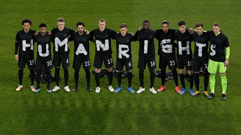 Starke Aktion oder Doppelmoral? Die Spieler der deutschen Nationalmannschaft stehen zusammen und bilden den Schriftzug "Human Rights".