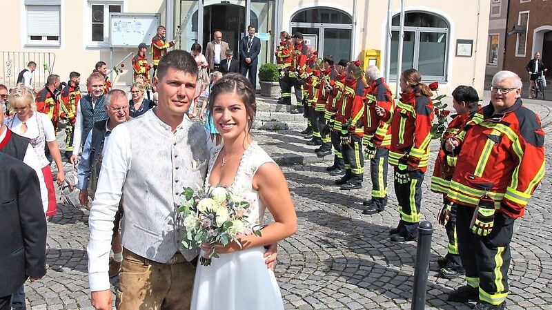 Lena-Maria Ortmeier und Dominik Alsch leisten ihren ehrenamtlichen Dienst bei der Feuerwehr, am Samstag haben sie sich das Ja-Wort gegeben.