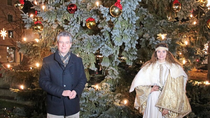 Bürgermeister Hans Schmalhofer ist sich sicher, dass mit Hilfe des diesjährigen Christkinds, Marina Hoeft, noch mehr Weihnachtsstimmung in der Isarstadt verbreitet wird.