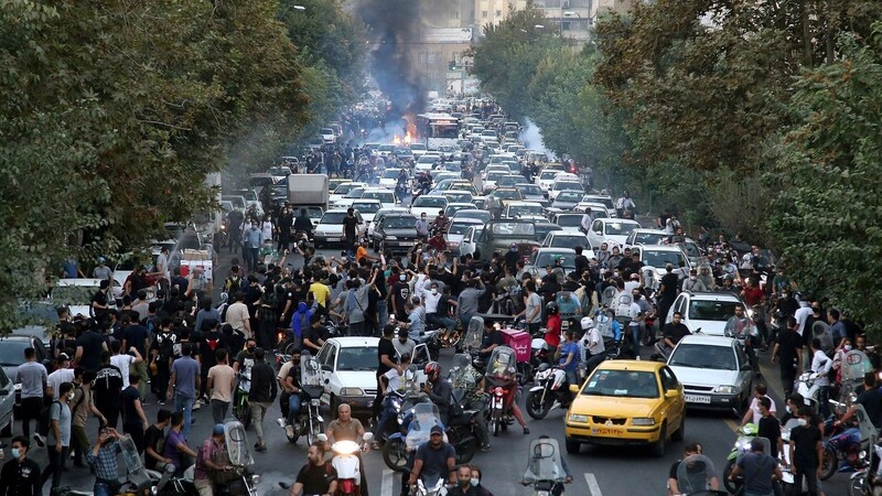 Demonstrierende rufen während eines Protestes in der Innenstadt von Teheran Parolen gegen den Tod der 22-jährigen Iranerin Mahsa Amini.