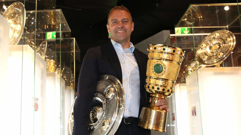Bayern-Trainer Hansi Flick mit Meisterschale und DFB-Pokal.