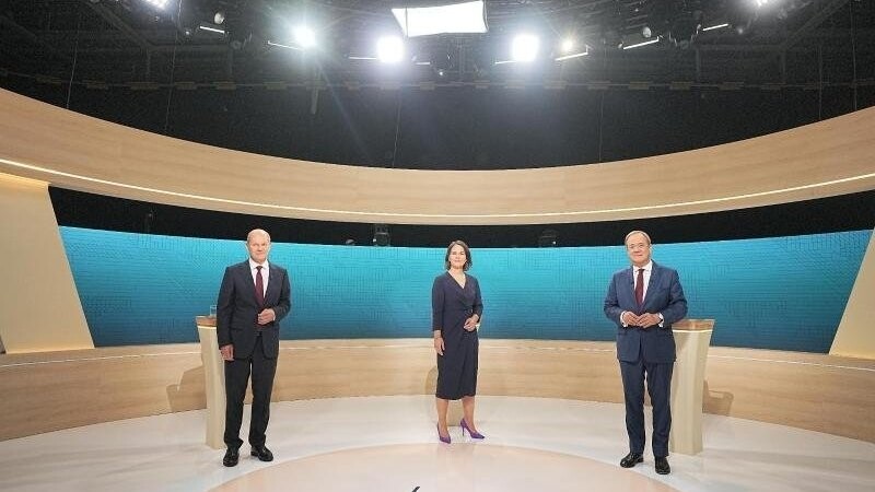 Die Kandidaten fürs Bundeskanzleramt: Olaf Scholz (SPD, l-r), Annalena Baerbock (Bündnis90/Die Grünen) und Armin Laschet (CDU) im Triell-Fernsehstudio.