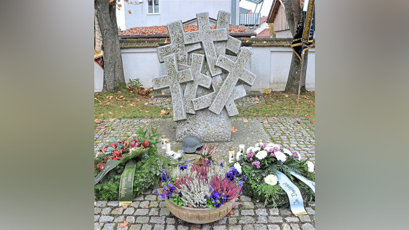 Die zwölf Häftlinge, die in der Gemeinde Sünching den grausamen Tod fanden, wurden später im Sünchinger Friedhof bestattet, etwa an der Stelle des heutigen Kriegerdenkmals.