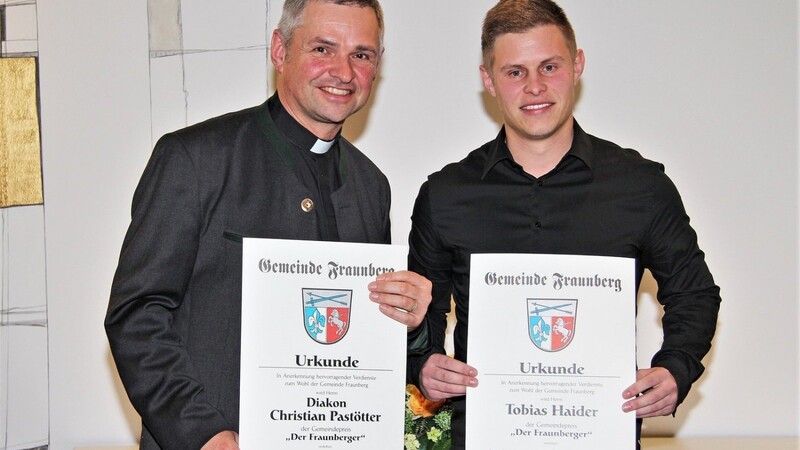 Diakon Christian Pastötter (l.) und Fußballjugendleiter Tobias Haider wurden mit dem Gemeindepreis "Der Fraunberger"ausgezeichnet.