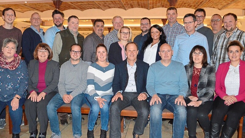 Die Listenkandidaten der CSW mit ihrem Bürgermeisterkandidaten Leonhard Berger (sitzend, 4. v. r.). Nicht auf dem Bild sind Martin Prummer und Andreas Schmidt.