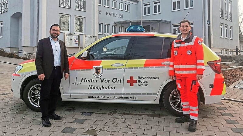 Bürgermeister Thomas Hieninger (links) zusammen mit dem HvO Leiter Klaus Daiminger vor dem aktuellen Einsatzfahrzeug, einen BMW X3.