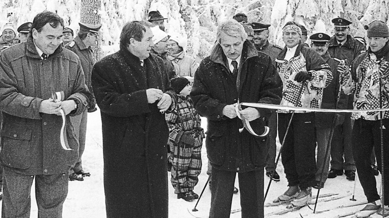 Am 2. Februar 1997 erfolgte der erste Volks-Skilanglauf über den Brombeerriegel. Auf dem Foto von links: Dieter Aumüller, Jan Látka, Pavel Faschingbauer und Reinhold Macho. Am 1. Dezember 1998 wurde der Übergang dann offiziell eröffnet.