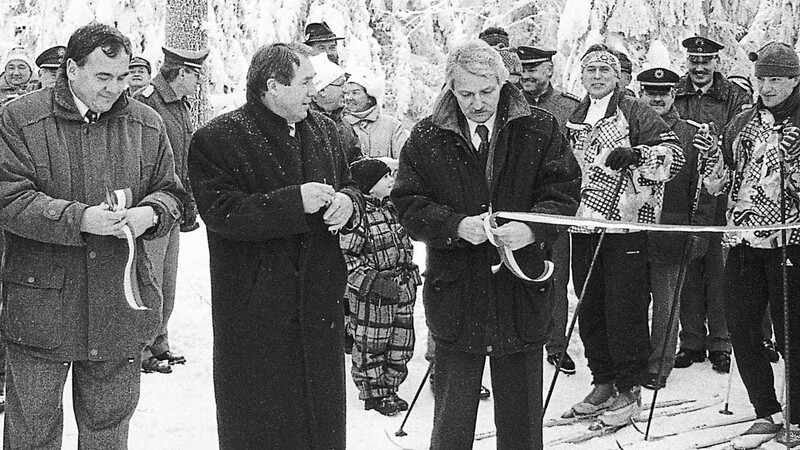 Am 2. Februar 1997 erfolgte der erste Volks-Skilanglauf über den Brombeerriegel. Auf dem Foto von links: Dieter Aumüller, Jan Látka, Pavel Faschingbauer und Reinhold Macho. Am 1. Dezember 1998 wurde der Übergang dann offiziell eröffnet.