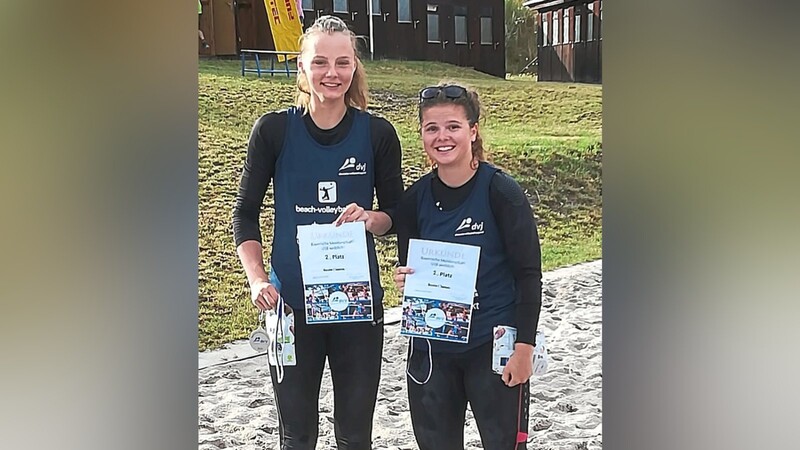 Elisabeth Kerscher (Vilsbiburg) und Emma Sambale (Holzkirchen) freuen sich über die Vize-Meisterschaft.