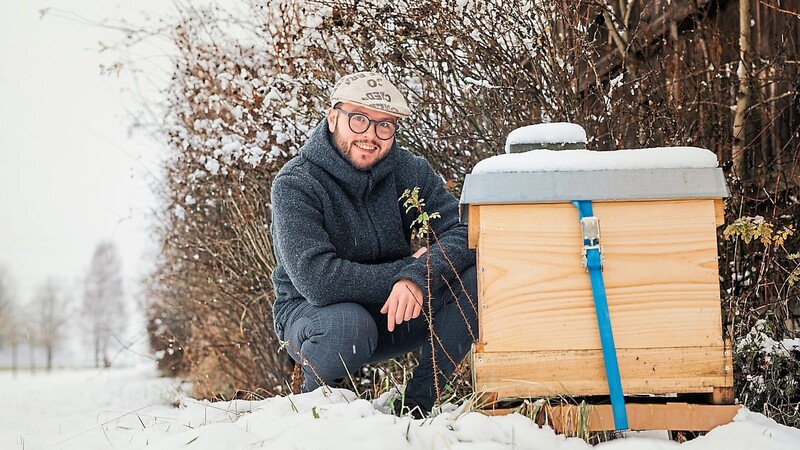 Imker Stefan Fleischmann vor einem Bienenstock. Dort verbringen die Bienen - ohne Männer - ihre Winterruhe.