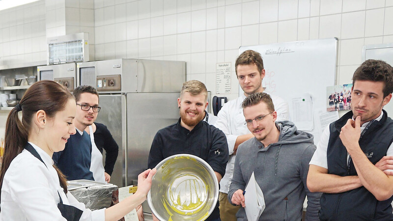 Elisabeth Albrecht bringt Köchen und Küchenmeistern das Handwerk bei.