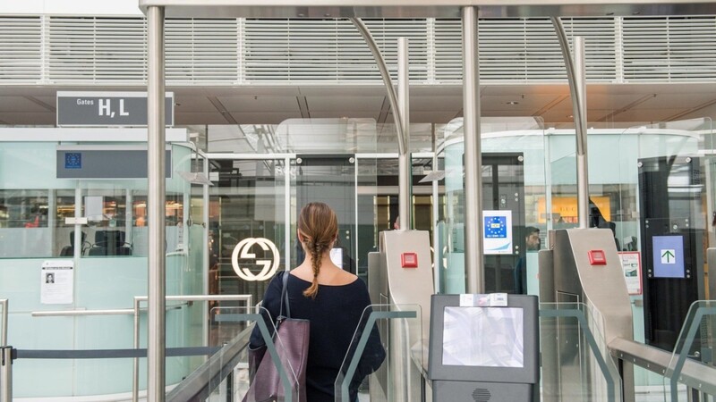 Die "EasyPASS"-Gates am Münchner Flughafen sind Teil des bundespolizeilichen Fahndungsnetzes. Bundespolizisten im Erdinger Moos nehmen auch mit ihrer Hilfe täglich mehrere mit Haftbefehl gesuchte Personen fest. (Symbolbild)
