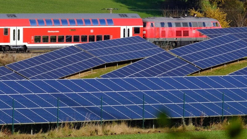 Den idealen Platz für Freiflächen-Photovoltaikanlagen sieht der Landesentwicklungsplan vor allem in "belasteten Gebieten" - etwa entlang von Verkehrswegen, wie hier an der Bahnlinie Landshut-Mühldorf.