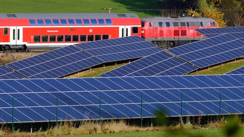 Den idealen Platz für Freiflächen-Photovoltaikanlagen sieht der Landesentwicklungsplan vor allem in "belasteten Gebieten" - etwa entlang von Verkehrswegen, wie hier an der Bahnlinie Landshut-Mühldorf.