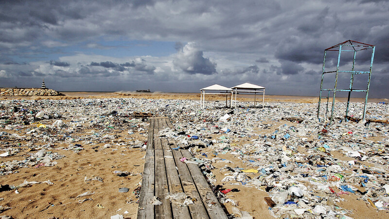 Bilder wie diese von einem mit Plastikmüll übersäten Strand am Mittelmeer haben bei vielen Menschen zu einer anderen Einstellung zur Plastiktüte geführt.