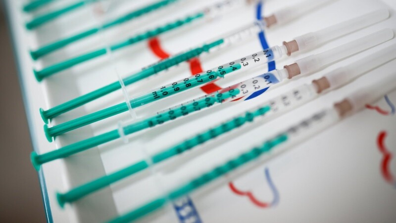Spritzen mit Corona-Impfstoff sind auf dem Tisch in einer Arztpraxis zu sehen. Ab Anfang April sollen 75.000 niedergelassene Ärzte ebenfalls Serum gegen Covid-19 verabreichen.