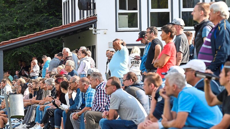 Gemeinsam Amateurfußball anschauen: Nach den Lockerungen in der Corona-Politik der Bayerischen Staatsregierung wird auch auf den Sportplätzen im Landkreis Deggendorf künftig wieder deutlich mehr los sein.