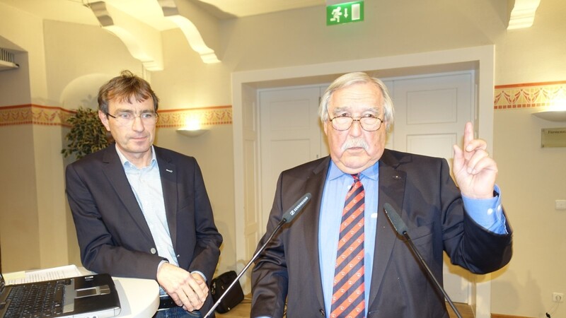 Haus & Grund-Vorsitzender Andreas Sigl (rechts) mit Energieberater Siegfried Kirner der über die Wirtschaftlichkeit energetischer Sanierung referierte.
