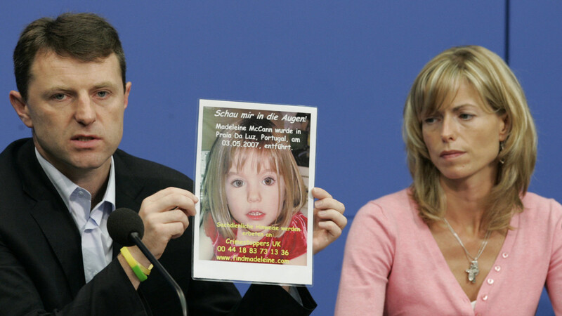 Kate und Gerry McCann zeigen am 6. Juni 2007 in Berlin während einer Pressekonferenz in Berlin ein Bild ihrer verschwundenen Tochter Madeleine.