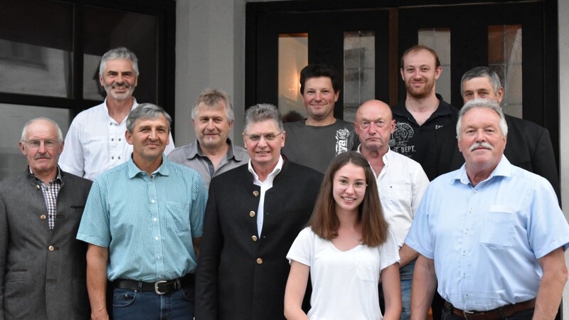 So sieht die Führungsriege der Brauereigenossenschaft mit Vorstandschaft und Aufsichtsrat aus, hier zusammen mit Drittem Bürgermeister Johann Staudinger (vorne rechts).