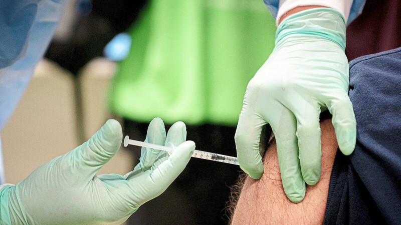 Die Bundesregierung will nach zahlreichen Verstößen gegen die Impfreihenfolge nun den Umgang mit übrigen Impfdosen genauer regeln.